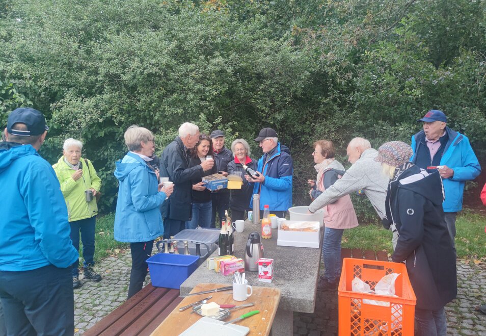 Pause Teilnehmende der Wanderfahrt stärken sich.